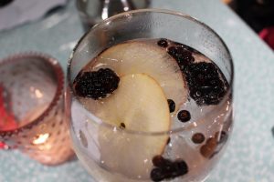 a picture of garnished autumn gin with blackberries